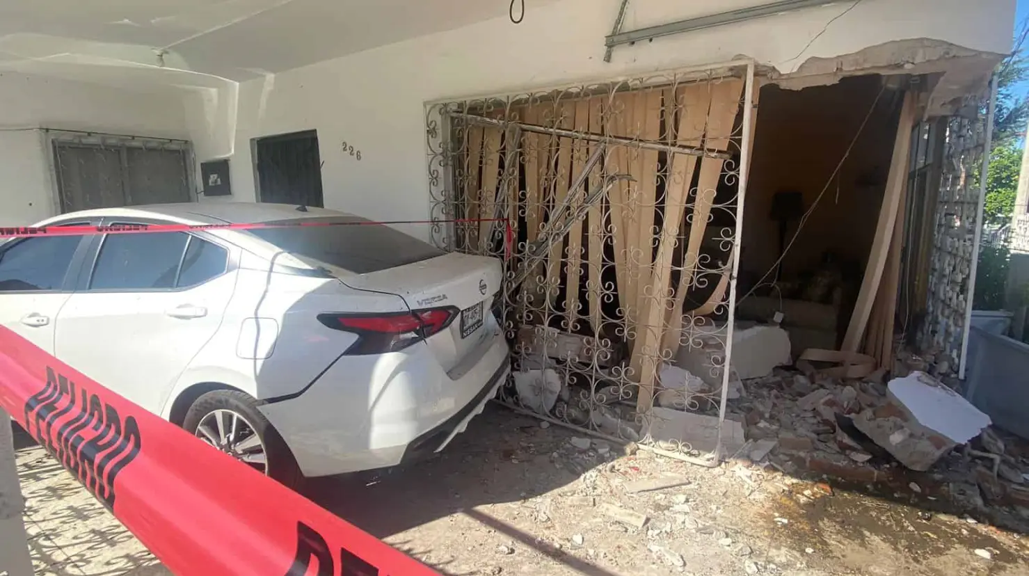 VIDEO | En Hermosillo auto se mete hasta la sala de una vivienda; derriba cerco, ventana y hasta castillo de la sala