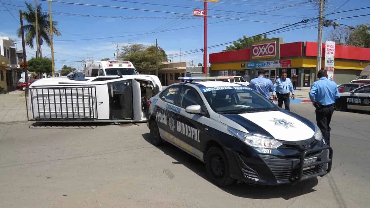 Intenta ganar el paso y termina volcado en Ciudad Obregón