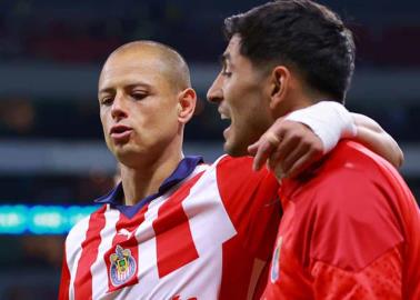 Este fue el regalo del Chicharito a sus compañeros de Chivas