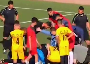 VIDEO | Futbolista muere durante partido tras recibir una patada