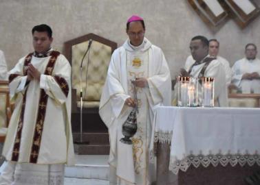 Renuevan sacerdotes votos en Misa Crismal en Catedral