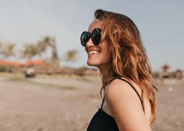 ¿Vas a la playa? Sigue estos consejos para cuidar tu cabello teñido y lucir fabulosa estas vacaciones