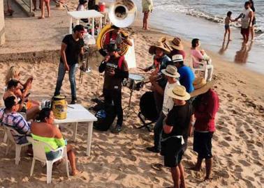 Músicos y autoridades de Mazatlán, Sinaloa llegan a acuerdo para que sí haya bandas en las playas