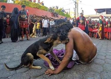 Lo más conmovedor de Semana Santa: Perrito consuela a actor que interpretó a Jesús durante el Viacrucis