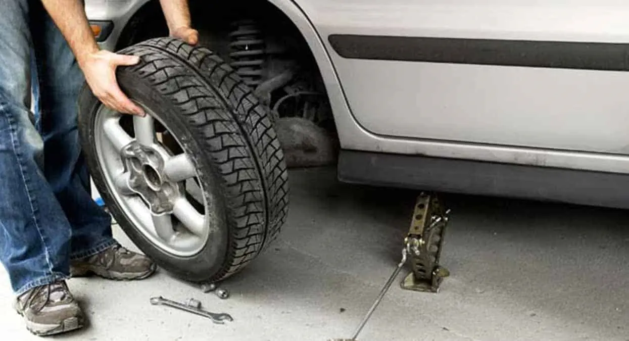 ¿Te quedaste ponchado? así puedes cambiar la llanta de tu carro de manera sencilla