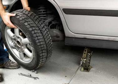 ¿Te quedaste ponchado? así puedes cambiar la llanta de tu carro de manera sencilla