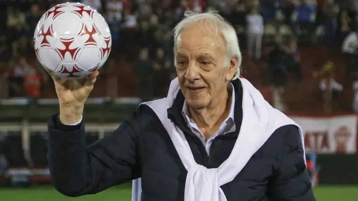 César Luis Menotti es hospitalizado; aquí te decimos cuál es su estado de salud