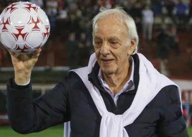 César Luis Menotti es hospitalizado; aquí te decimos cuál es su estado de salud