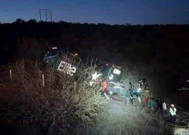 Camión de pasajeros sufre fuerte accidente en Sonora; chofer se da a la fuga