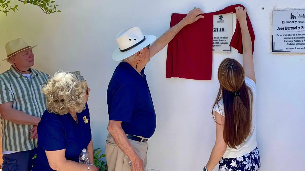 Refrendan amistad &Aacute;lamos y Scottsdale