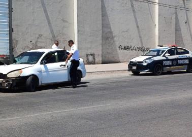 Choca sedán con caja de tráiler en Ciudad Obregón 