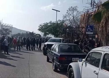 Estudiantes de Ayotzinapa lanzan petardos al Palacio de Gobierno en Chilpancingo