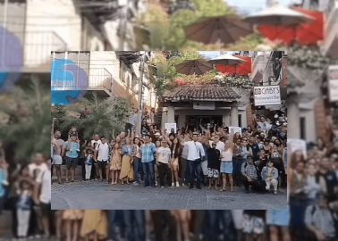 Realizan manifestación en restaurante de Puerto Vallarta por estadounidenses que quieren cerrarlo