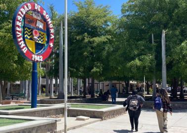 Disfrutan eclipse desde la Unison Disfrutan eclipse desde la Unison