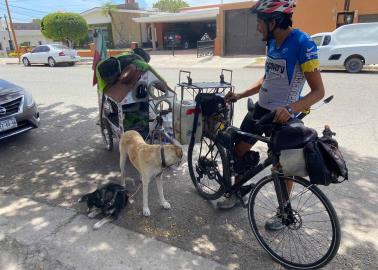 Jaliciense recorre M&eacute;xico en bicicleta junto a sus dos perros; llega a Navojoa