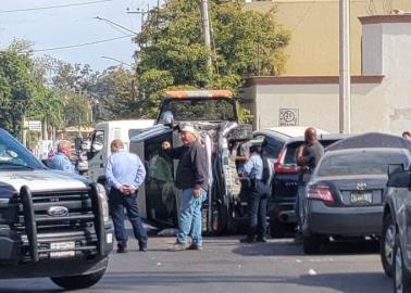 Vuelca veloz camioneta en Calzada Ostimuri