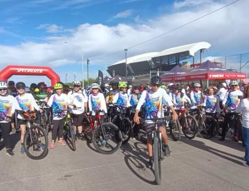 Cientos de ciclistas participan en “Pedaleando contigo”