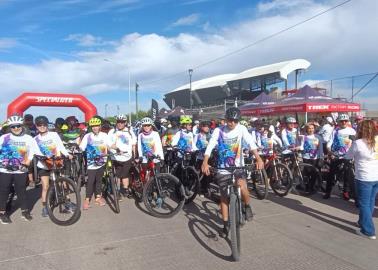 Cientos de ciclistas participan en "Pedaleando contigo"