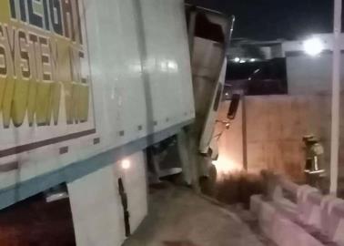 Tráiler a punto de caer del Puente de la 300 y Carretera Internacional