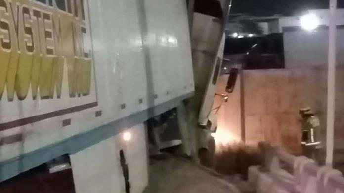 Tráiler a punto de caer del Puente de la 300 y Carretera Internacional