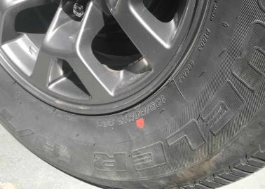 ¿Sabes que significa el punto rojo que se encuentra en las llantas de los carros?