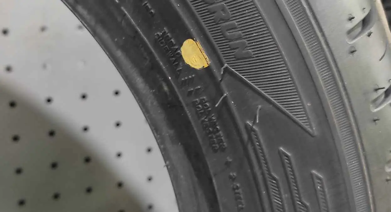 Esto significa el punto amarillo que se encuentra en las llantas de tu carro