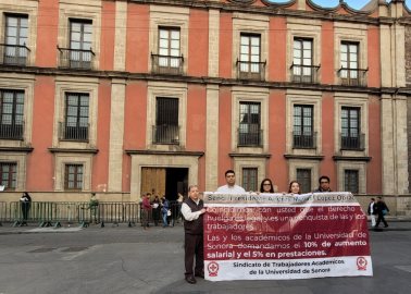 Toca líder del Staus puertas de palacio