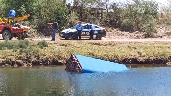 Cae remolque ganadero al Canal Alto de Ciudad Obregón Cae remolque ganadero al Canal Alto de Ciudad Obregón