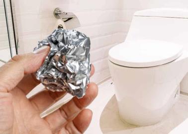 ¿Quieres desaparecer el sarro de tu taza de baño? así lo puedes quitar con papel aluminio