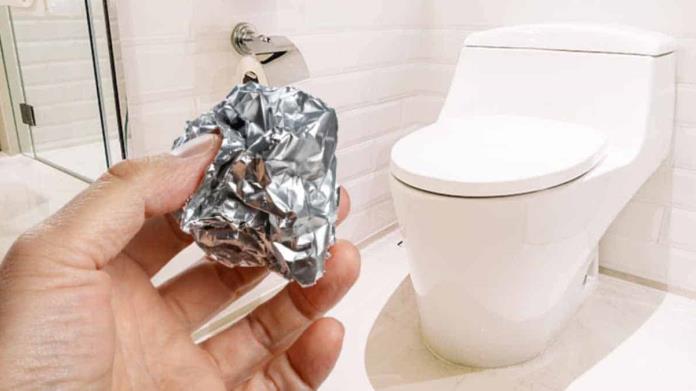¿Quieres desaparecer el sarro de tu taza de baño? así lo puedes quitar con papel aluminio ¿Quieres desaparecer el sarro de tu taza de baño? así lo puedes quitar con papel aluminio