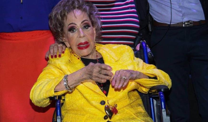 Con empujones y mariachi aparece Silvia Pinal en su homenaje por sus 75 años de carrera
