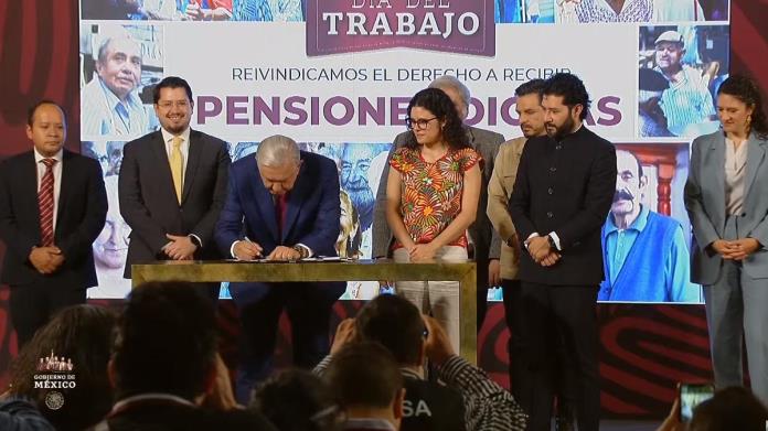 AMLO firma decreto para crear el Fondo de Pensiones para el Bienestar; hoy entra en vigor AMLO firma decreto para crear el Fondo de Pensiones para el Bienestar; hoy entra en vigor