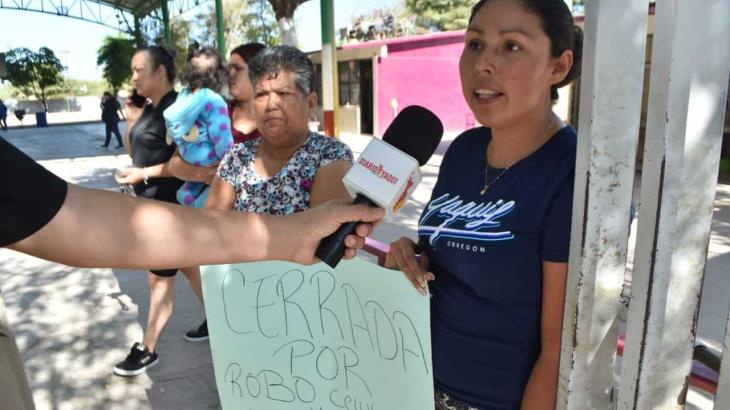 Madres de familia toman escuela en Cajeme por presunta deshonestidad de docente