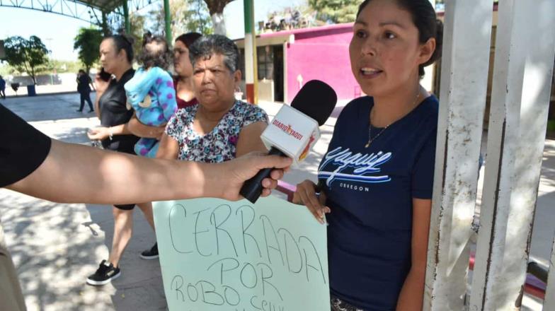 Madres de familia toman escuela en Cajeme por presunta deshonestidad de docente