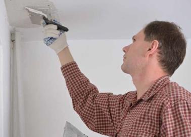 Así puedes cubrir las grietas del techo de tu casa de manera sencilla