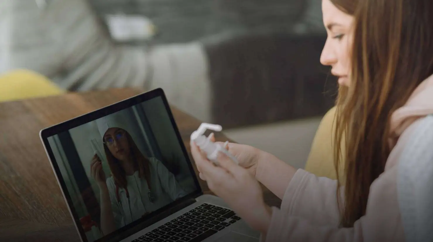 ¿Se debe tapar la cámara de tu laptop o computadora? Esto sabemos