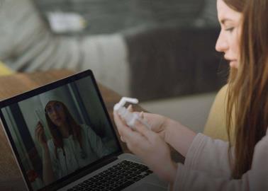 ¿Se debe tapar la cámara de tu laptop o computadora? Esto sabemos
