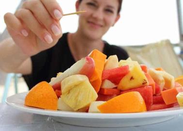 ¿Sabes qué frutas no se deben comer de noche y por qué? aquí te decimos