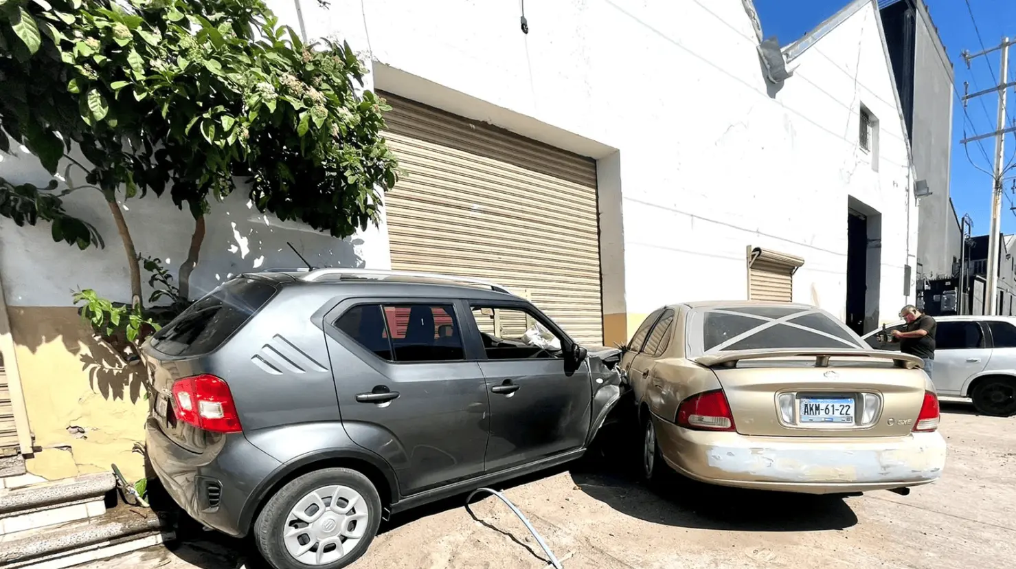 Aparatosa colisión en la calle Jalisco