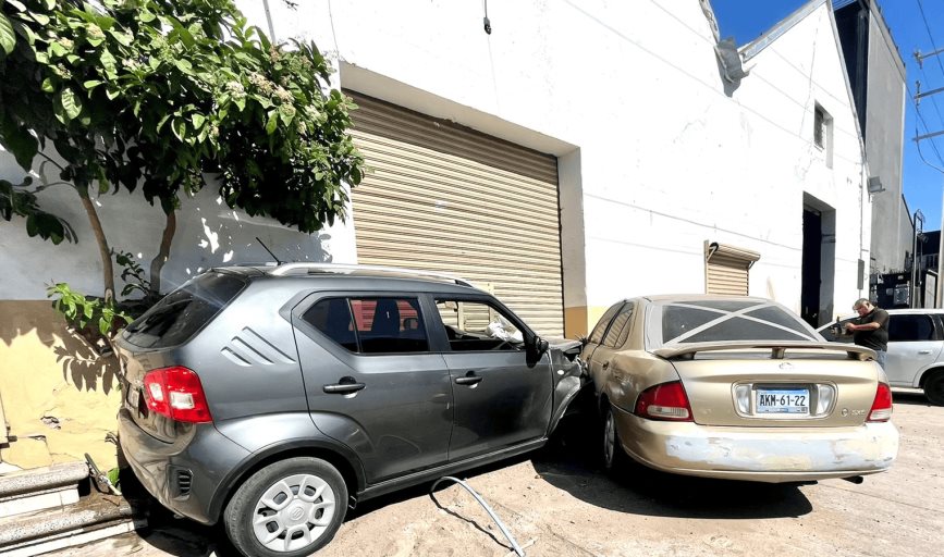 Aparatosa colisión en la calle Jalisco