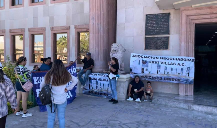 Habitantes de Urbi Villas del Rey piden regularización de sus viviendas