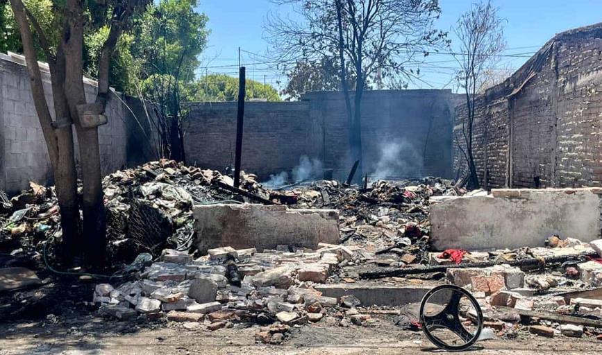 Prende en llamas vivienda en la colonia Matías Méndez, al noreste de Ciudad Obregón