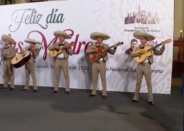 Hay amor eterno para ellas: AMLO felicita a las madres en su día con mariachi