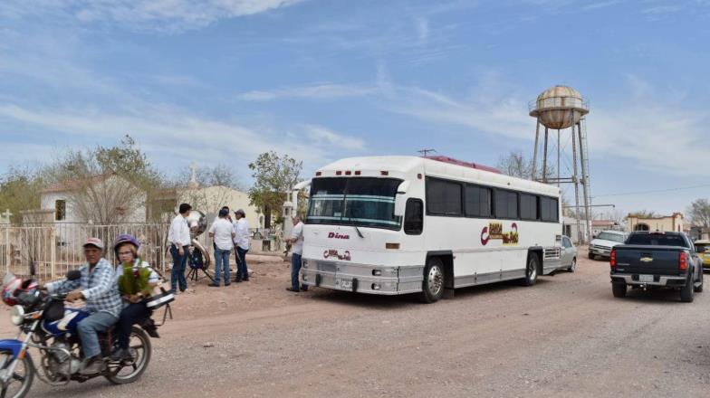 Familias acuden al Panteón por el Día de las Madres