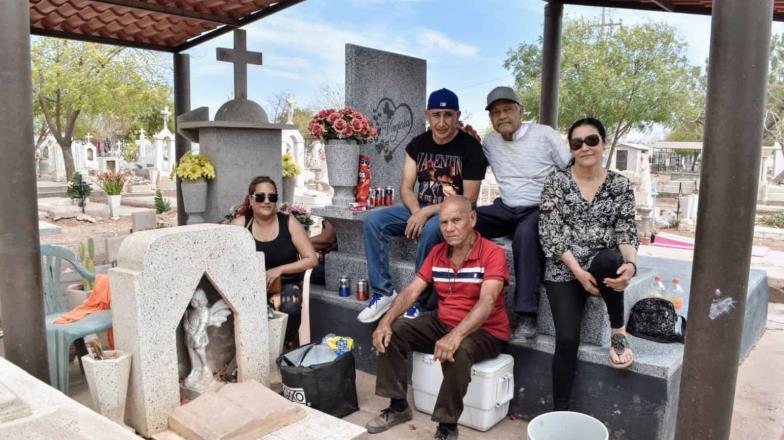 Familias acuden al Panteón por el Día de las Madres