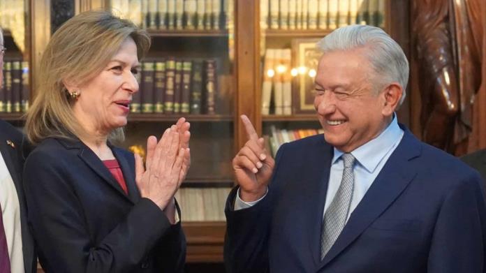 AMLO revela de qué habló en su reunión con Elizabeth Sherwood, representante de Biden