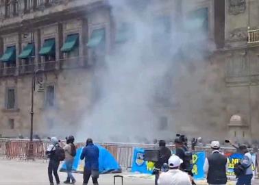 VIDEO | Normalistas de Ayotzinapa atacan Palacio Nacional con explosivos