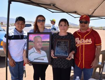 Rinden homenaje a Jesús Pablo López Valdéz en la inauguración de la Liga Promocional de Béisbol