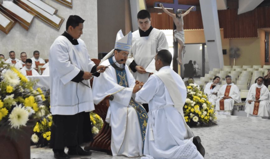 Se ordenan nuevos sacerdotes