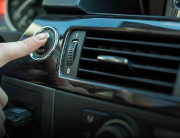 Así puedes hacer que el aire acondicionado de tu auto enfríe más, según expertos